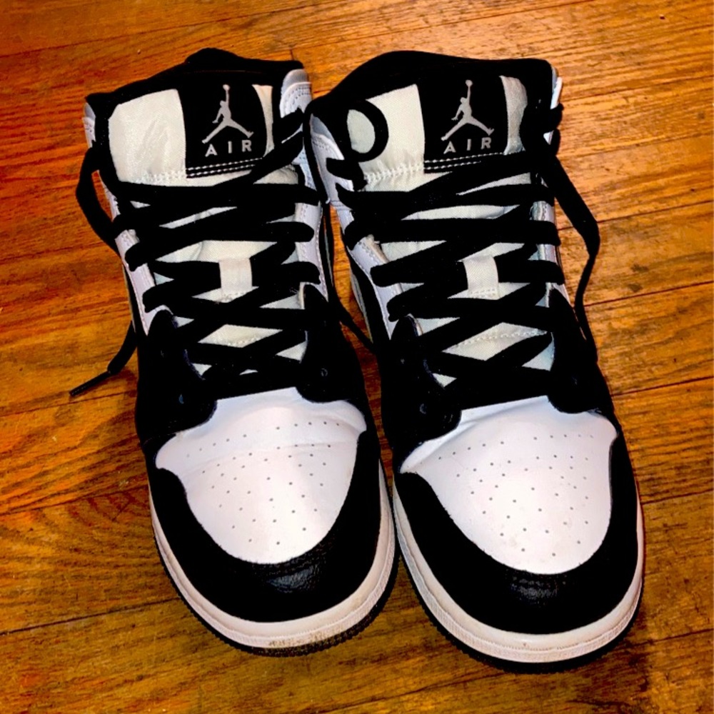 Black and white Jordons. I’ve only worn them out 2-3 times. Size 7.